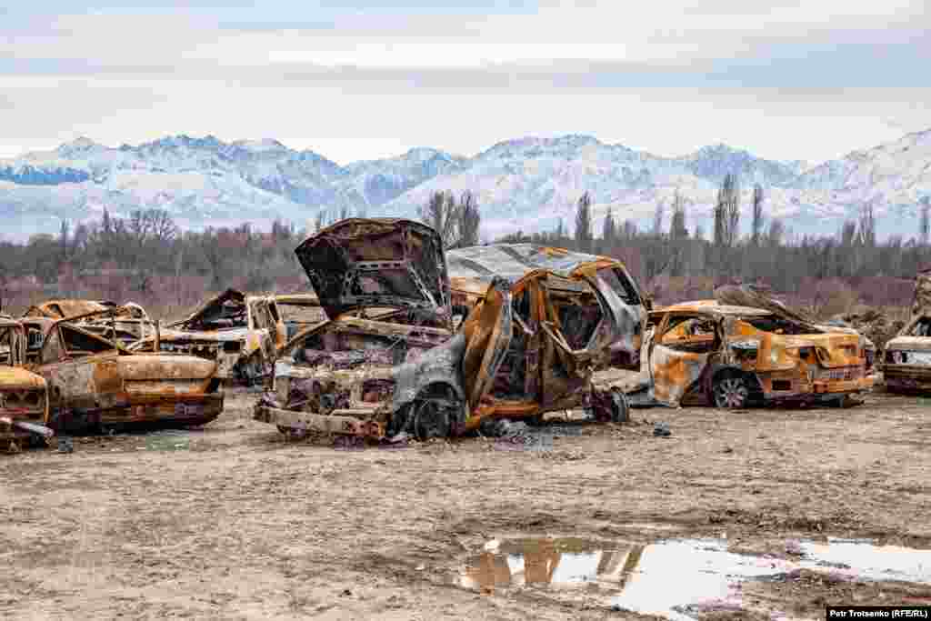 The burnt cars. Masanchi village, Zhambyl region. February 26, 2020. Сгоревшие автомобили в селе Масанчи, Жамбылская область. 26 февраля 2020 года.