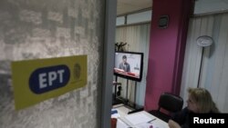 Greqi - Një punëtor shikon fjalimin e kryeministrit grek Antonis Samaras, brenda hapësirave të televizionit të shuar ERT, 12Qershor2013