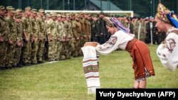 НАТО жоокерлерине нан сунган улуттук кийимчен украин кыздары. 3-сентябрь, 2018-жыл.