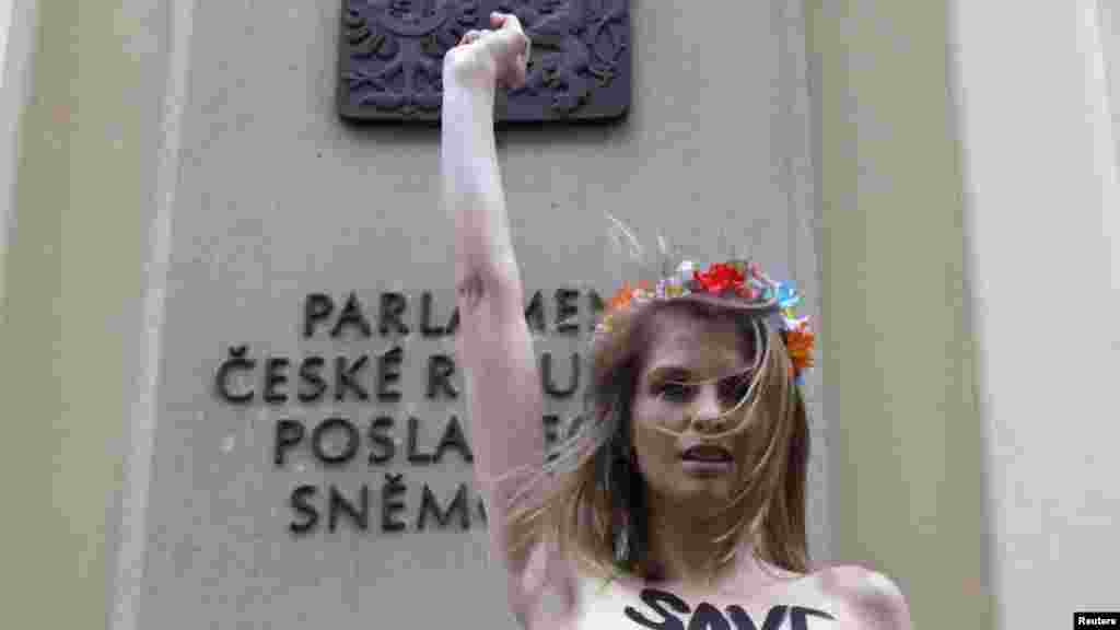 Fosta actriţă ucraineană de filme pentru adulţi Anastasia Hrishay, cunoscută şi cu numele de Wiska, protestează &icirc;n faţa Parlamentului din Praga. Hrishay, mama a trei copii, este investigată de autorităţile ucrainene pentru producerea şi distribuirea de materiale pornografice &icirc;n ţara sa şi ameninţată cu privarea drepturilor părinteşti. Hrishay, care este susţinută de activistele din grupul Femen, a protestat după ce autorităţile cehe i-au respins cererea de azil. (Reuters/David W. Cerny)
