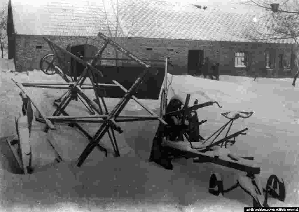 Донецьке село Удачне та Голодомор 1932–33 років у фотографіях Марка Залізняка Донецької, області, Удачне, району, Гришинського, імені, 1930і, Бєдного, колгоспу, селянина, колгоспі, зернових, трудодні, Здача, 1930–1933, Залізняка, отримують, Обмолот, Селяни, зерна