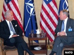 აშშ-ის ვიცე-პრეზიდენტი ჯო ბაიდენი (მარცხნივ) და ნატოს გენერალური მდივანი იაპ დე ჰოოპ სხეფერი მიუნხენის კონფერენციაზე. 2009 წ. 7 თებერვალი.