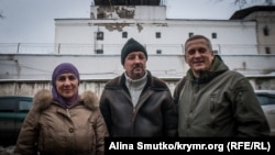 Server Mustafayevniñ ana-babası Venera ve Rustem advokat Sergey Legostovnen Akmescit SİZOsınıñ binası ögünde