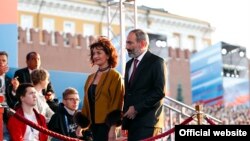Никол Пашинян и его супруга на гала-концерте, посвященном ЧМ по футболу на Красной площади в Москве, 13 июня 2018 г.
