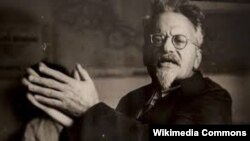 Лев Троцкий нес знамя «политической проститутки» с 1934 года. В 2016 году другой политик удостоилась «звания» «шалавы» из уст казахстанского депутата.