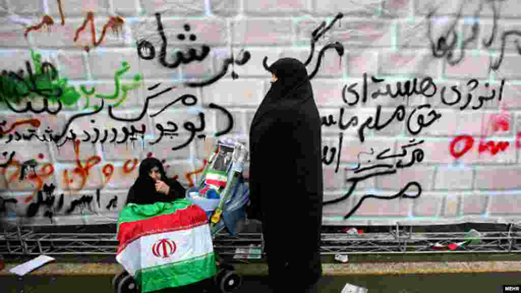 دیوار نوشته&zwnj;ای در تهران با مضمون حمایت از انرژی هسته&zwnj;ای