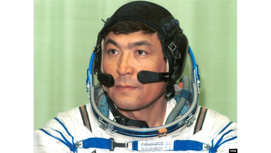 Порно актриса Франческа Джеймс бақшасында бай джентльменді сорып жатыр