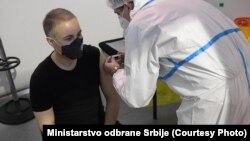 Ministar odbrane Nebojša Stefanović prima vakcinu protiv korona virusa na punktu za vakcinaciju na Beogradskom sajmu, 19. januar