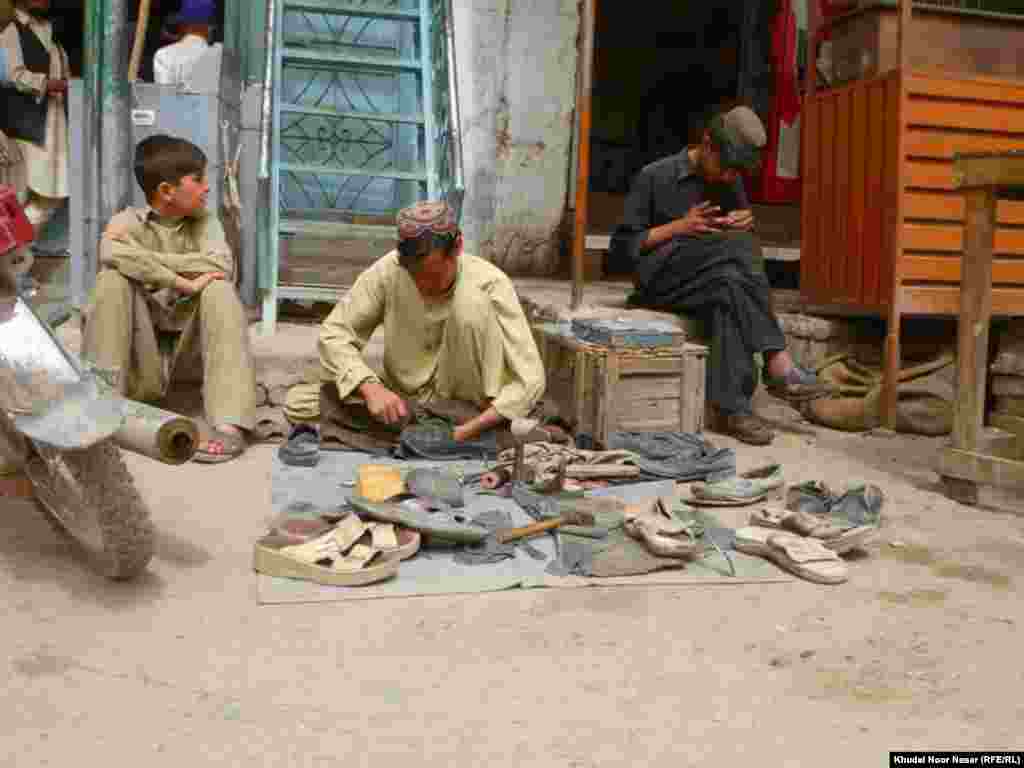 دا موچي په پوره توجه په خپل کار کې بوخت دی.