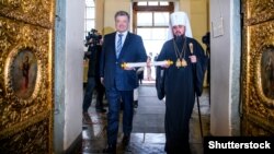 Президент України Петро Порошенко і глава Православної церкви України (ПЦУ) митрополит Епіфаній заносять копію томосу про автокефалію до Софійського собору. Київ, 7 січня 2019 року