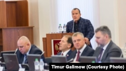 Депутат Олег Брячак выступает в Псковском областном парламенте