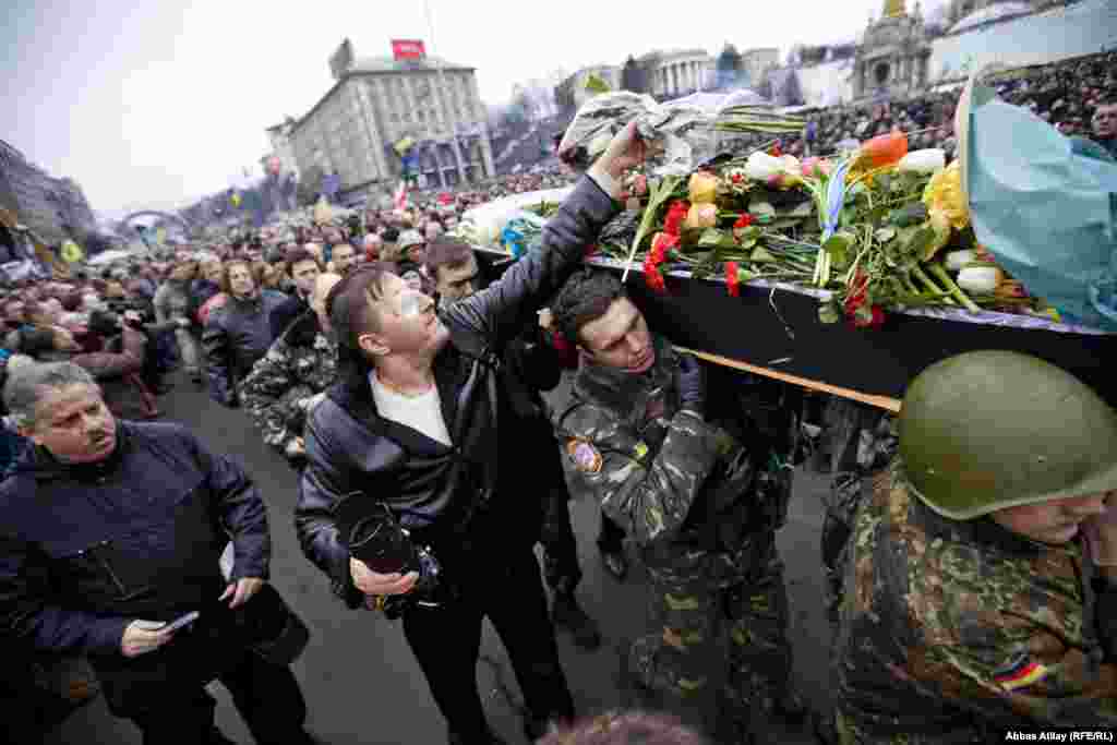 A coffin is carried through Kyiv&#39;s Independence Square