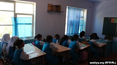 Жалаңаш оқушы қыздар