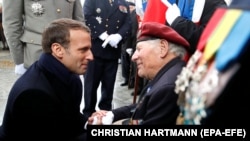 Президент Емманюель Макрон (ліворуч) під час зустрічі з ветеранами Другої світової війни. Париж, 8 травня 2019 року