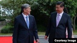 Президент Алмазбек Атамбаев Кытайдын жетекчиси Си Цзиньпин менен. Шанхай, 18-май, 2014.