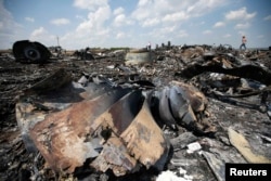 Донецк облысы аумағына құлаған Boeing 777 жолаушылар ұшағының бөлшектері. 23 шілде 2014 жыл.