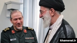 Ali rəhbər, ayətüllah Ali Khamenei (sağda) və general Yahya Rahim Safavi