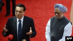 Индиянын премьер-министри Манмохан Сингх(оңдо) жана Кытайдын премьер-министри Ли Кецян Жаңы Делидеги Президенттик сарайдагы конок күтүү салтанаты кезде. 20-май 2013