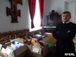 Отець Ігор Гарасим в архіві Варшавського монастиря отців-василіян