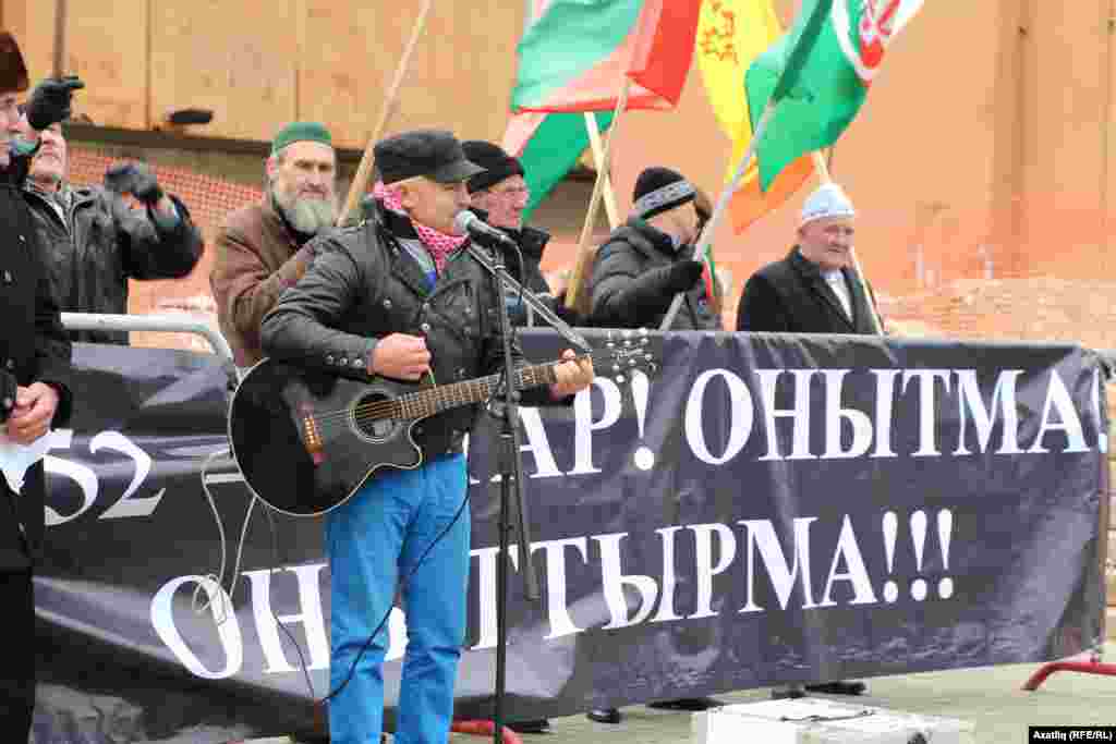 Выступает певец Альберт Исмаил