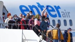 До Німеччини прилетіли румунські робітники збирати врожай – українців не випускають через епідеміологічні обмеження, 9 квітня 2020 року