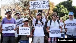 Киевтегі Ресей елшілігі алдында украиналық саяси тұтқын Олег Сенцовті босатуды талап еткен акция. Украина, тамыз 2018 жыл. 