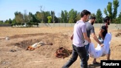 Родственники несут тело одной из жертв химической атаки. Пригород Дамаска