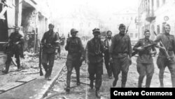 Совместный патруль красноармейцев и бойцов Армии Крайовой на улицах Вильнюса, июль 1944 года. Этот союз оказался недолгим. 