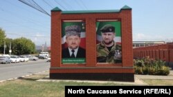 Фотографии Ахмата и Рамзана Кадыровых в Чечне