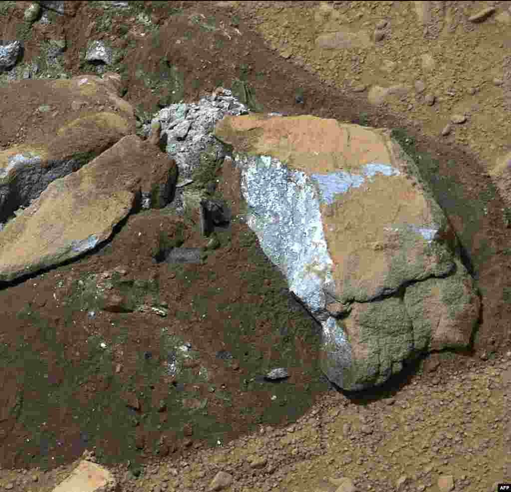 An image captured by NASA&#39;s &quot;Curiosity&quot; rover reveals interesting internal color in a rock on Mars that was broken by &quot;Curiosity&quot; when it drove over it.