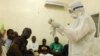 Местным медработникам показывают, как работают противовирусные средства в связи со вспышкой лихорадки Эбола. Либерия. 