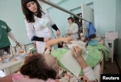 Xəstə qadın səs verir