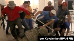 Сутички прихильників Атамбаєва та силовиків у резиденції колишнього президента, 7 серпня 2019 року