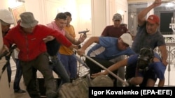 Приврзаници на Атамбаев го бранеа поранешниот претседател од специјалците во неговата резиденција