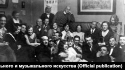 Вечеринка в квартире Шостаковичей после премьеры балета «Болт». 8 апреля 1931 года. Сидит четвертый слева – Михаил Зощенко.