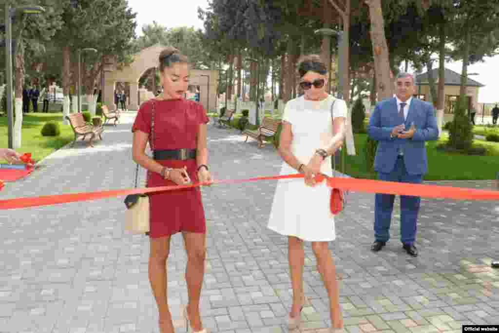 Türkan qəsəbəsində yeni poliklinika istifadəyə verilib. Açılış mərasimində prezidentin xanımı Mehriban Əliyeva və qızı Leyla da iştirak edib.