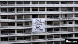На здании Минфина Греции висит плакат против принятия требований кредиторов