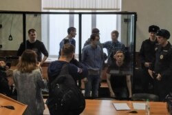 ბრალდებულები სასამართლოს დარბაზში.