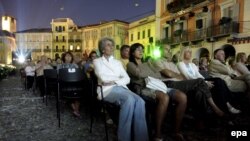 Фестиваль в Локарно: зрители на Piazza Grande, где установлен проектор формата High Defenition