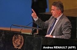 Постійний представник України в ООН Сергій Кислиця під час виступу на екстреному засіданні Генасамблеї ООН, в якому він назвав Росію «державою-терористом». Нью-Йорк, 10 жовтня 2022 року