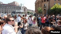 Armenia - Argishti Kivirian (L) addresses fellow activists demonstrating outside the Armenian police headquarters in Yerevan, 27Aug2013.