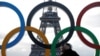 Олімпійські кільця на тлі Ейфелевої вежі в Парижі, фото ілюстративне