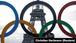 Parisul a fost întotdeauna popular în rândul îndrăgostiților. Pozele de cuplu au anul acesta și o notă... olimpică.