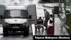 Таким чином, вперше з 2 травня число виявлених у країні за добу випадків COVID-19 впало нижче від позначки в 10 тисяч, повідомили 14 травня в Оперативному штабі із запобігання поширенню хвороби