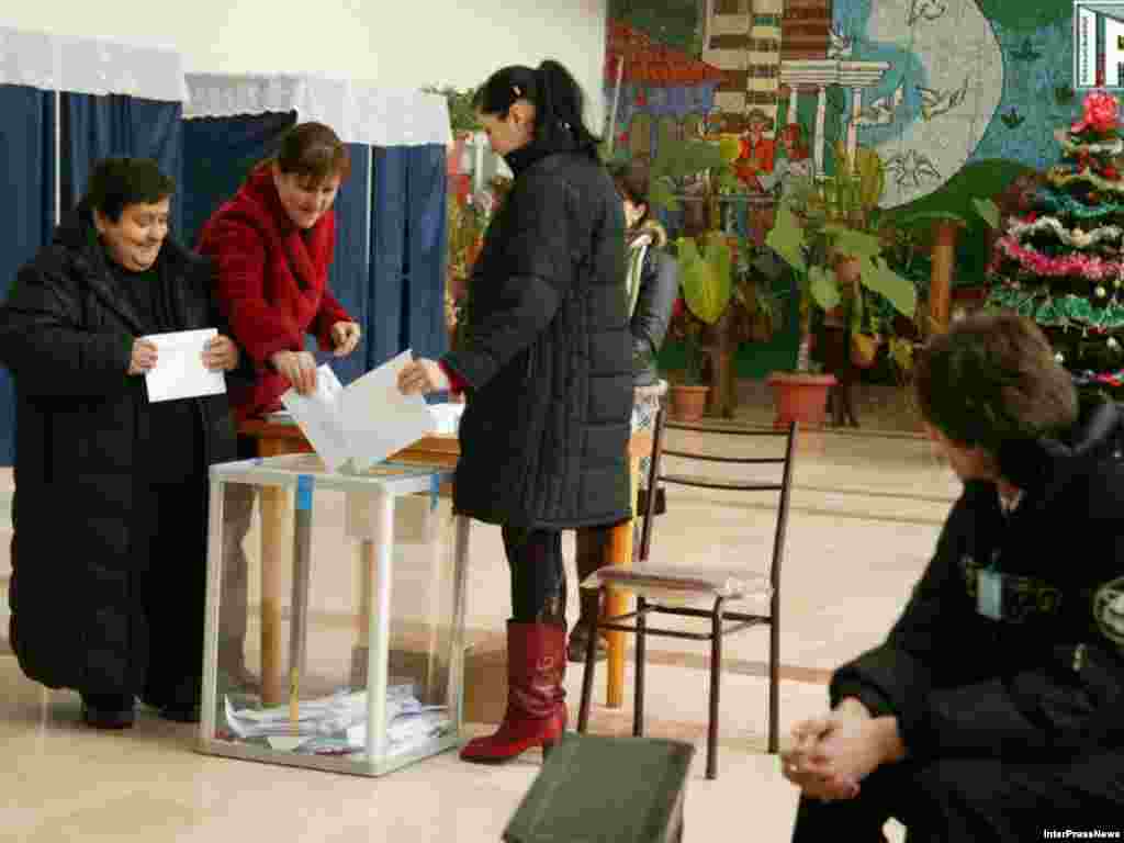 Избиратели голосуют на выборах Президента Грузии. Батуми, Аджария 05 января 2008.