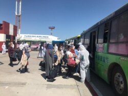 Moskwa reýsinden gelen ýolagçy aýallar. 2020-nji ýylyň 26-njy maýy.