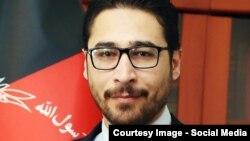  نجیب آزاد، آگاه امور سیاسی