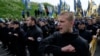 Членове на батальона "Азов" присъстват на протест в Киев срещу местните избори, провеждани в контролираните от проруските сепаратисти райони в Източна Украйна, 20 май 2016 г.