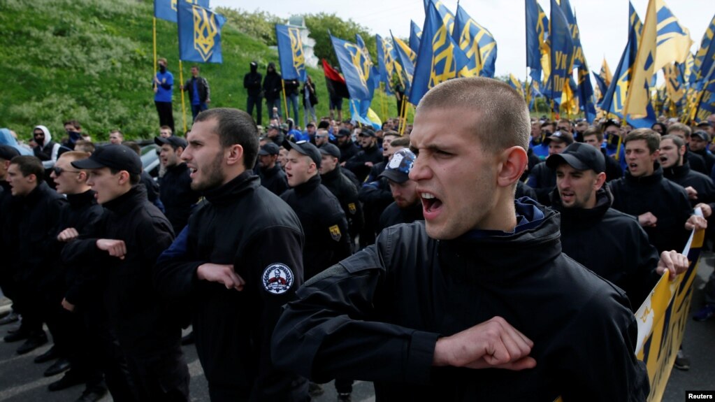 Членове на батальона "Азов" присъстват на протест в Киев срещу местните избори, провеждани в контролираните от проруските сепаратисти райони в Източна Украйна, 20 май 2016 г.