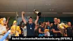 Капітан збірної Валерій Бондар тримає кубок Чемпіонату світу категорії U-20